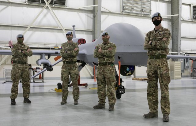 미군에서 운용중인 그레이 이글. 엔진출력은 165 마력에 1.6톤의 무장능력을 갖추고, 4발의 헬파이어 미사일을 비롯해 공대공 무장도 가능하다. 최대 체공시간은 약 30시간에 이르는 것으로 알려졌다. 최신 그레이 이글은 아파치(AH-64) 헬기를 비롯해 유무인기와 합동작전도 가능하다. 미군 제공