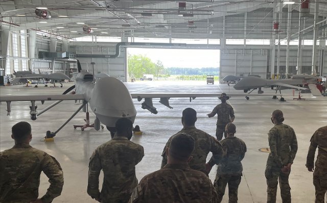 미군에서 운용중인 그레이 이글. 엔진출력은 165 마력에 1.6톤의 무장능력을 갖추고, 4발의 헬파이어 미사일을 비롯해 공대공 무장도 가능하다. 최대 체공시간은 약 30시간에 이르는 것으로 알려졌다. 최신 그레이 이글은 아파치(AH-64) 헬기를 비롯해 유무인기와 합동작전도 가능하다. 미군 제공