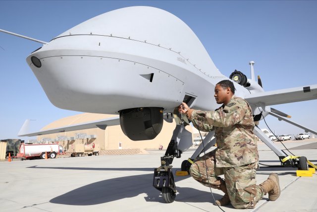 미군에서 운용중인 그레이 이글. 엔진출력은 165 마력에 1.6톤의 무장능력을 갖추고, 4발의 헬파이어 미사일을 비롯해 공대공 무장도 가능하다. 최대 체공시간은 약 30시간에 이르는 것으로 알려졌다. 최신 그레이 이글은 아파치(AH-64) 헬기를 비롯해 유무인기와 합동작전도 가능하다. 미군 제공