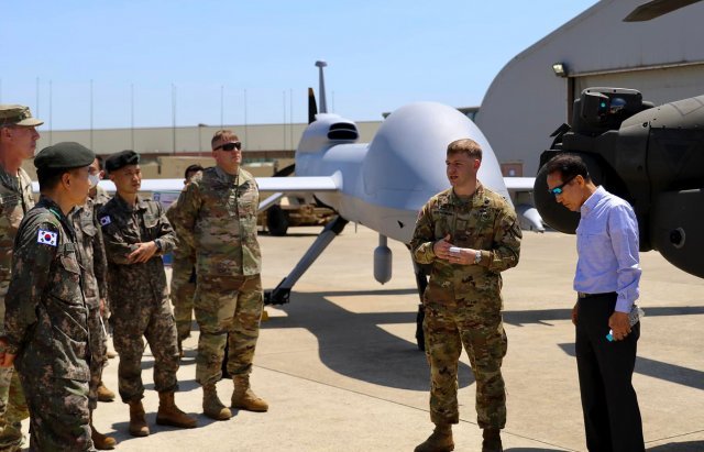 지난 5월 경기 평택 미군기지에 배치된  ‘그레이이글(MQ-1C)’ 앞에서 미군 관계자들이 설명을 하고있다. 미군 제공