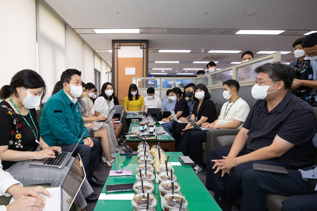 원희룡 국토교통부 장관이 취임 100일째인 23일 오전 정부세종청사 기자실을 방문해 기자들의 질문에 답하고 있다. (사진제공=국토부)