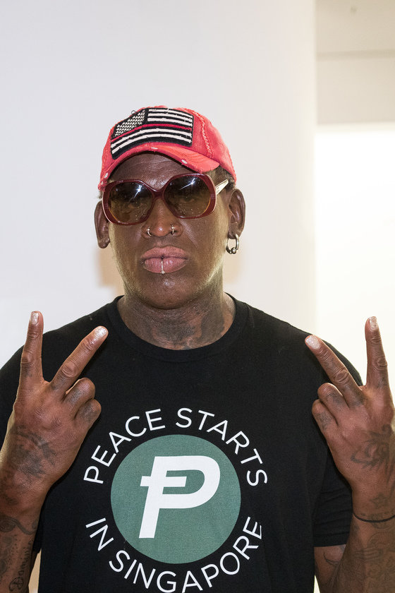 북미정상회담이 열린 싱가포르에 방문했던 미국 프로농구(NBA) 출신 데니스 로드먼이 14일 인천국제공항을 통해 한국에 입국해 포즈를 취하고 있다. 로드먼은 북한을 5차례 방문해 김정은 북한 국무위원장을 3차례 만났고, 도널드 트럼프 미국 대통령이 진행한 TV리얼리티쇼에 출연한 바 있다. 그는 이날 공항에서 만난 취재진에 “위대한 지도자들이 앞으로 수개월 어떤 일을 할지 지켜볼 것“이라고 말했다. 2018.6.14/뉴스1 ⓒ News1