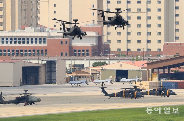 22일부터 한미 연합훈련 ‘을지 자유의 방패’ 훈련이 대북 전면전을 가정한 본훈련에 돌입했다. 경기 평택 주한미군 험프리스기지에서 아파치 헬기(AH-64)가 기동을 하는 가운데 지상에 ‘그레이 이글’ 3대가 보인다. 주한미군은 ‘킬러 드론’으로 알려진 ‘그레이 이글’을 운용하는 것으로 알려졌다. 김재명 기자 base@donga.com