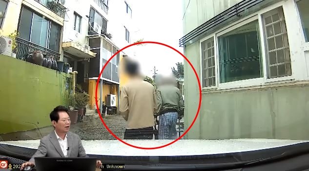 면접을 보러 가던 A 씨가 자신의 차를 택시로 착각하고 올라탄 할아버지를 집까지 모셔다드렸다. 유튜브 채널 ‘한문철TV’