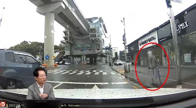 A 씨의 차를 택시로 착각하고 올라타려는 할아버지. 유튜브 채널 ‘한문철TV’