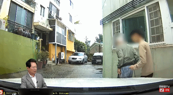 면접을 보러 가던 A 씨가 자신의 차를 택시로 착각하고 올라탄 할아버지를 집까지 모셔다드렸다. 유튜브 채널 ‘한문철TV’