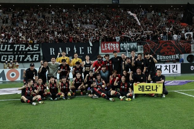 풀스타디움상을 차지한 FC서울(한국프로축구연맹 제공)