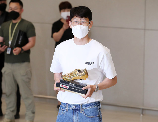아시아 선수로는 역대 최초로 잉글랜드 프로축구 프리미어리그(EPL) 득점왕에 등극한 손흥민(토트넘)이 24일 오후 인천국제공항을 통해 귀국해 골든부츠를 들고 포즈를 취하고 있다.  2022.3.22/뉴스1 ⓒ News1