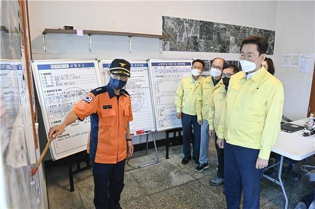 지난 집중호우 때 실종된 강원 원주 노부부를 찾는 작업이 23일로 보름째 접어들면서 수색인원이 3000명을 넘어서고 장비 투입도 늘어나는 등 수색이 확대되고 있다. 원강수 원주시장(맨 오른쪽)이 수색현장 상황을 살피고 있다. (원주시 제공) 2022.8.23/뉴스1