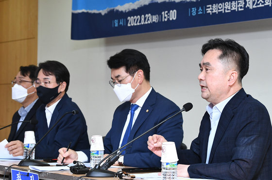 김종민 더불어민주당 의원(오른쪽)이 23일 서울 여의도 국회 의원회관에서 열린 ‘586·친문·이재명의 민주당을 넘어 국민의 민주당으로’ 토론회에서 발제를 하고 있다. 사진공동취재단