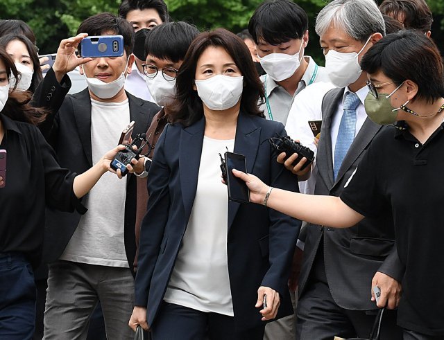 더불어민주당 이재명 의원의 부인 김혜경씨가 ‘법인카드 사적 유용 의혹‘과 관련, 조사를 받기위해 23일 오후 경기도 수원시 경기남부경찰청에 출석하고 있다. 뉴시스