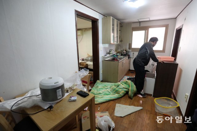세 모녀가 숨진 채 발견된 경기 수원시 권선구의 한 다세대주택 방을 23일 특수청소업체 직원이 정리하고 있다. 수원=전영한 기자 scoopjyh@dong.com