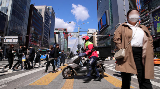 점심시간을 맞은 서울 강남역. (자료사진) 2022.4.1/뉴스1