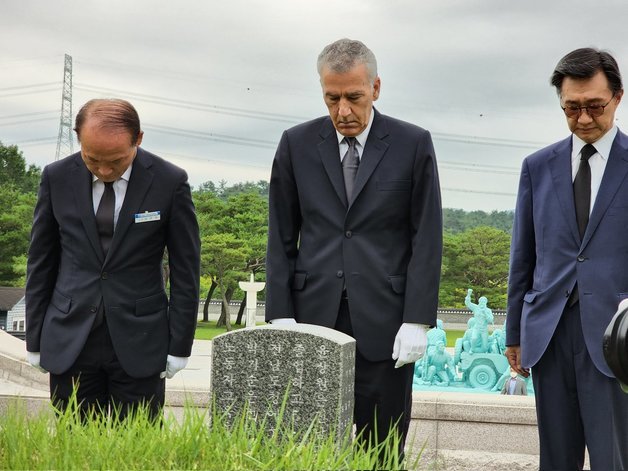 골드버그 주한 미국대사가 23일 오전 광주 북구 운정동 국립5·18민주묘지에서 참배하고 있다. (필립 골드버그 주한 미국대사 트위터) 2022.8.23/뉴스1