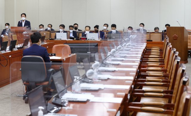 류성걸 국민의힘 의원이 24일 오후 서울 여의도 국회에서 열린 기획재정위원회 전체회의에서 ‘종합부동산세법 및 조세특례제한법 개정안’에 대해 제안설명을 하고 있다. 이날 열린 회의에서 더불어민주당은 종부세 완화를 ‘명백한 부자감세’라고 주장하며 회의에 불참했다. 사진공동취재단