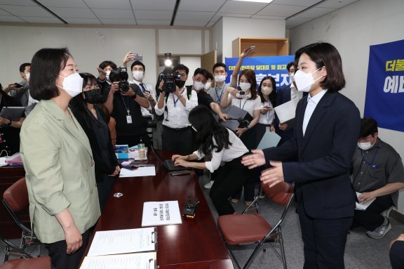 박지현 전 더불어민주당 공동비상대책위원장이 18일 서울 여의도 국회 의원회관 민주당 중앙당 선거관리위원회 접수처에서 8·28 전당대회 당 대표 선거 후보자 등록서류를 제출하고 있다. 사진공동취재단