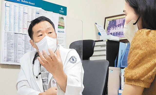 ‘종격동 종양’ 진단을 받은 환자 김모 씨(오른쪽)가 인하대병원 진료실에서 흉부외과 윤용한 교수로부터 로봇수술의 장점에 대한 설명을 듣고 있다. 인하대병원 제공