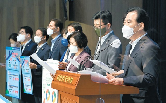 더불어민주당 정태호 의원(오른쪽)이 24일 국회에서 같은 당 소속 기획재정위원회 위원들과 기자회견을 열고 “윤석열 정부와 국민의힘의 노골적인 부자 감세 추진에 반대한다”며 기재위 전체회의에 불참하겠다고 밝혔다. 사진공동취재단