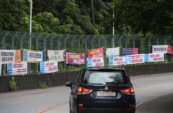 주한미군 사드(THAAD·고고도 미사일 방어체계) 기지 정상화가 예고된 16일 오전 경북 성주군 초전면 소성리 사드 기지 진입로 주변에 사드 반대 현수막이 빼곡히 걸려 있다. 2022.8.16/뉴스1 ⓒ News1