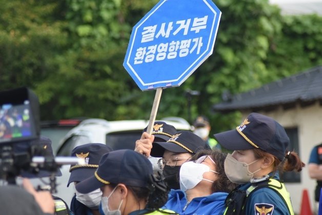 25일 오전 경북 성주군 초전면 소성리 마을회관 앞 도로에서 주민 등이 사드 기지 내 물자 반입에 반발하고 있다. 사드철회소성리종합상황실 제공