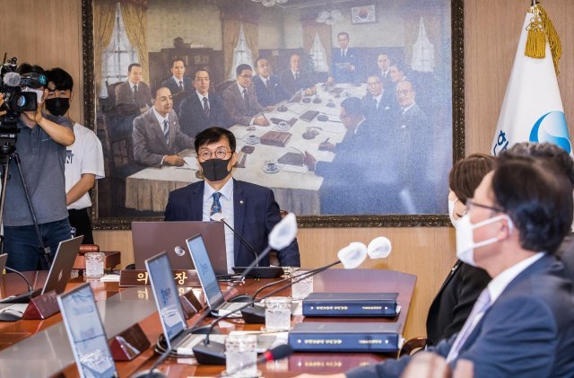 이창용 한국은행 총재가 25일 서울 중구 한국은행에서 열린 금융통화위원회 본회의를 주재하고 있다. 사진공동취재단