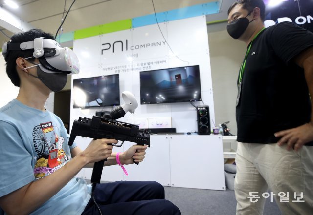 한 관람객이 가상 현실(VR)을 이용한 사격 게임을 체험하고 있다. 송은석 기자 silverstone@donga.com