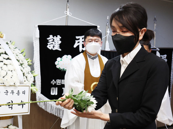 김건희 여사가 25일 오후 경기 수원시 권선구 수원중앙병원 장례식장에 마련된 수원 세 모녀의 빈소에서 조문하고 있다. (공동취재) 2022.8.25/뉴스1 ⓒ News1