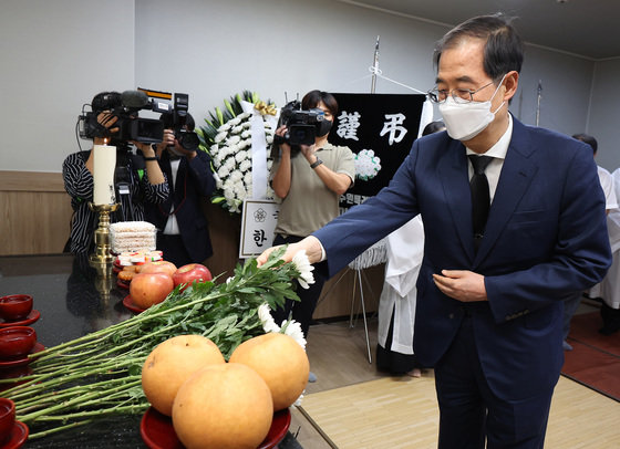 한덕수 국무총리가 25일 오후 경기 수원시 권선구 수원중앙병원 장례식장에 마련된 수원 세 모녀 빈소를 찾아 헌화하고 있다. (공동취재) 2022.8.25/뉴스1 ⓒ News1