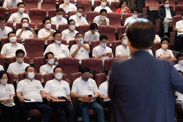 국민의힘 의원들이 25일 오후 충남 천안시 동남구 재능교육연수원에서 열린 2022 국민의힘 연찬회에서 주제 강연을 경청하고 있다. 2022.8.25/뉴스1 ⓒ News1