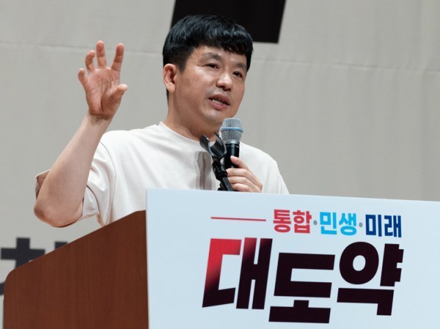 이지성 작가가 25일 오후 충남 천안시 동남구 재능교육연수원에서 열린 2022 국민의힘 연찬회에서 ‘인공지능에게 대체되지 않는 정당을 만드는 법‘을 주제로 강연하고 있다. 뉴스1