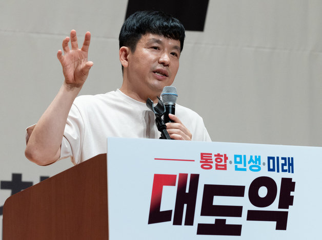 이지성 “국힘 연찬회서 논란 일으킨 점 사과”…부인 차유람도 “송구”｜동아일보