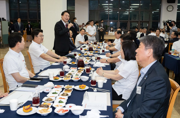 윤석열 대통령이 25일 오후 충남 천안시 동남구 재능교육연수원에서 열린 2022 국민의힘 연찬회에서 인사말을 하고 있다. 2022.8.25/뉴스1 ⓒ News1