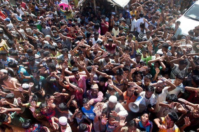 2018년 11월 15일 방글라데시 콕스바자르 난민 캠프에서 로힝야족 난민들이 미얀마 송환에 반대하는 구호를 외치며 시위를 벌이고 있다. 콕스바자르=AP 뉴시스