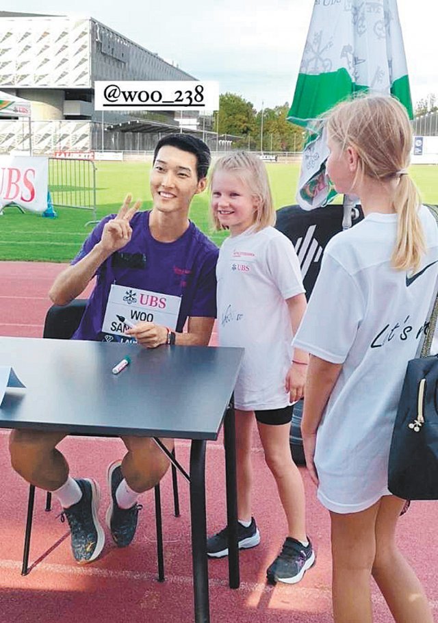 우상혁(왼쪽)이 24일 스위스 로잔에서 열린 ‘스타와의 만남’ 행사에서 현지 어린이 팬과 기념사진을 찍고 있다. 사진 출처 로잔 다이아몬드리그 인스타그램