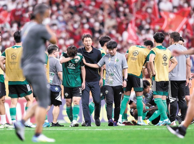 전북 선수들이 25일 일본 사이타마 스타디움에서 열린 아시아축구연맹(AFC) 챔피언스리그 우라와(일본)와의 준결승전에서 연장까지 2-2로 비긴 뒤 승부차기에서 1-3으로 져 결승 진출이 좌절되자 실망스러운 표정을 짓고 있다. 한국프로축구연맹 제공