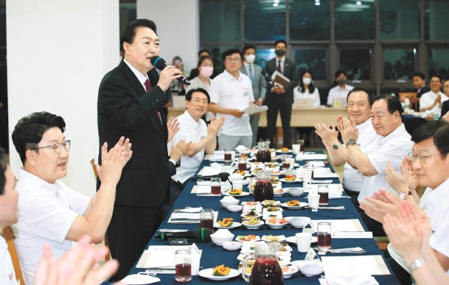 윤석열 대통령이 25일 충남 천안의 한 연수원에서 열린 국민의힘 의원 연찬회에 참석해 발언하고 있다. 윤 대통령은 “더 이상 국제
 상황에 대한 핑계나 전 정권에서 잘못한 것을 물려받았다는 핑계도 국민에겐 통하지 않는다”며 “유능하다는 걸 제대로 보여달라”고 
했다. 천안=대통령실사진기자단