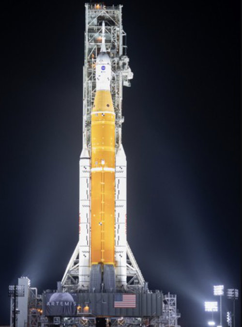 미국항공우주국(NASA)의 우주로켓 SLS가 발사대에 기립했다. NASA 제공