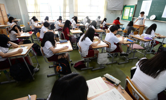 국가수준 학업성취도평가를 치르는 고등학교 1학년 학생들. /뉴스1