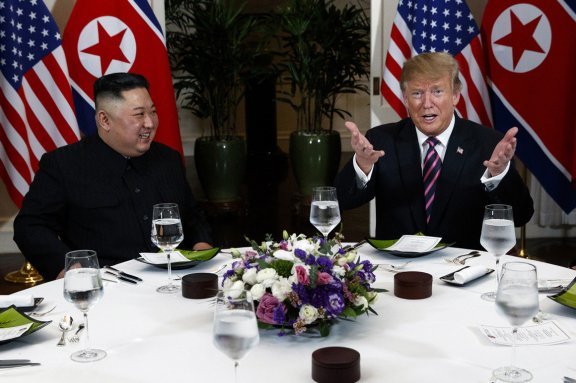 2019년 베트남 하노이에서 열린 제2차 북-미 정상회담에서 도널드 트럼프 대통령과 김정은 북한 국무위원장. 백악관 홈페이지