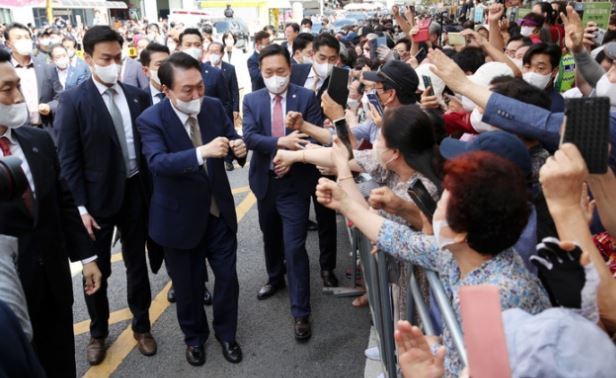 윤석열 대통령이 26일 대구 서문시장을 찾았다. 대통령실사진기자단