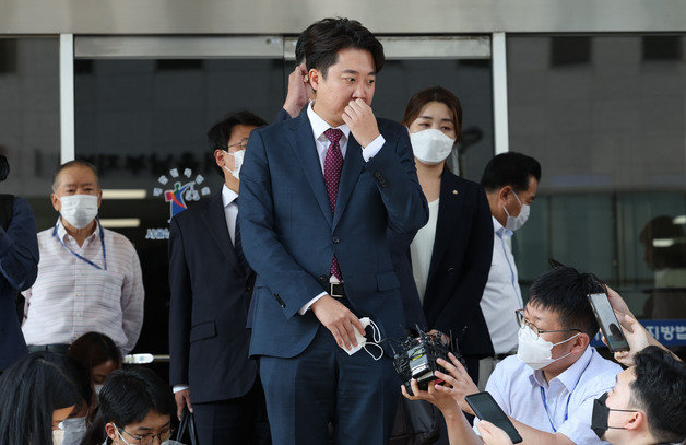 이준석 전 국민의힘 대표가 17일 서울 양천구 남부지방법원에서 당 비상대책위원회 효력을 정지해달라며 낸 가처분 신청 사건 심문을 마친 후 취재진 질문을 듣고 있다. 2022.8.17 국회사진취재단