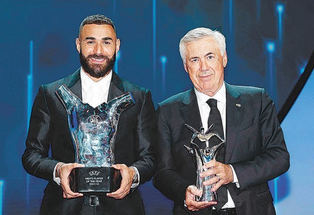 유럽축구연맹(UEFA) 올해의 선수상과 감독상을 받은 레알 마드리드의 카림 벤제마(왼쪽)와 카를로 안첼로티 감독. 사진 출처 레알 마드리드 홈페이지