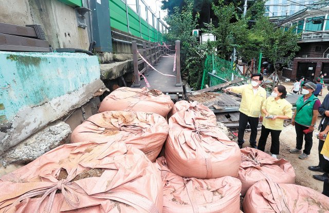 박일하 서울 동작구청장이 10일 동작구 신대방동 도림천 수해지역을 방문해 현장 점검을 하고 있다. 동작구청 제공