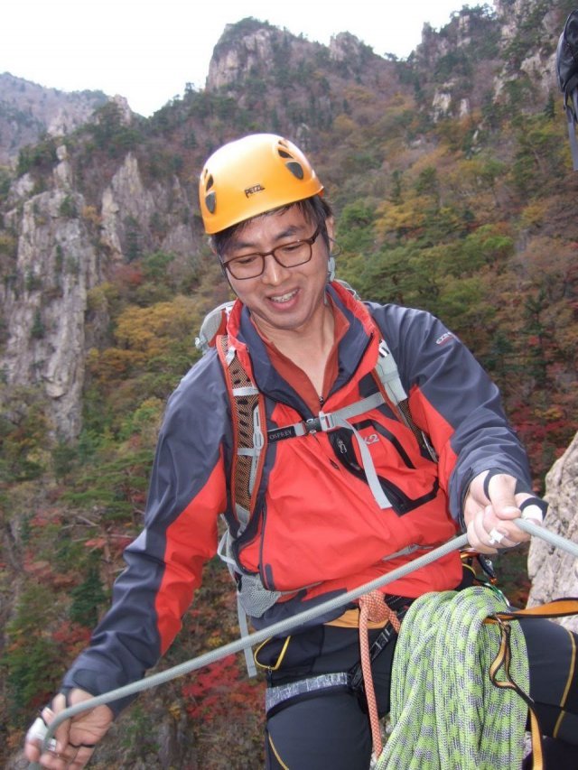 암벽등반을 즐기고 있는 신용락 변호사. 신용락 변호사 제공.