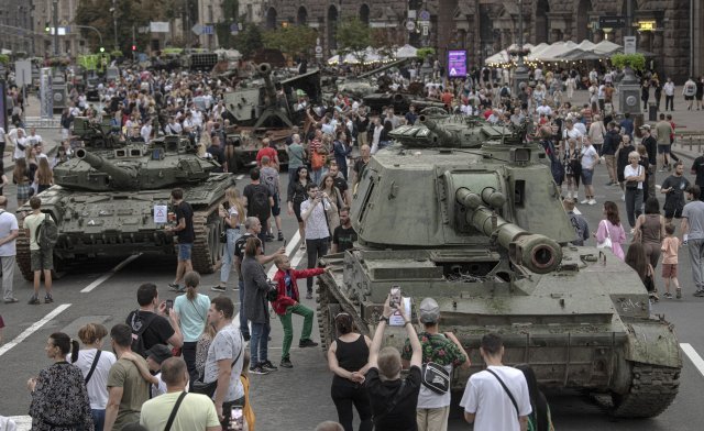 우크라이나 수도 키이우 시민들이 독립기념일(8월24일)을 맞아 거리에 전시된 러시아군 탱크와 장갑차 등을 구경하고 있다.  동아일보 DB