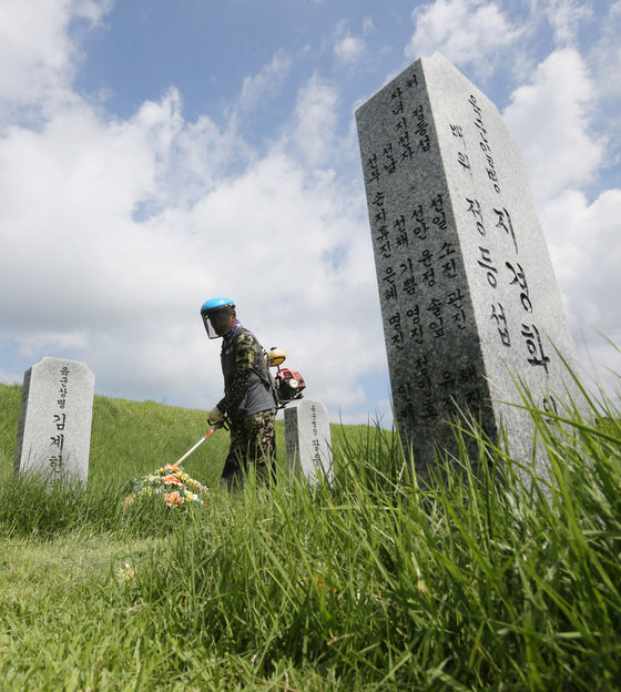 18일 대전 유성구 국립대전현충원 장병3묘역에서 작업자들이 벌초를 하고 있다. 2022.8.18/뉴스1 ⓒ News1