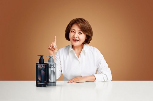 최유라의 새치 샴푸 사용 tip!확실한 효과를 보고 싶다면 샴푸를 바르고 거품을 낸 후 3분, 트리트먼트를 바른 후 3분 기다릴 것! 그 시간이 지루하게 느껴진다면, 욕실에 블루투스 스피커를 비치해놓고 좋아하는 노래를 듣는 것도 방법이다.