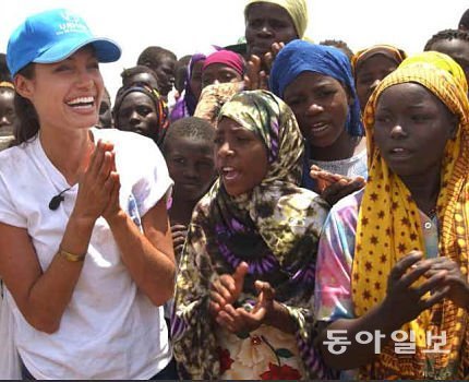 아프리카에서 자선구호 활동을 벌이는 배우 안젤리나 졸리. 유엔난민기구(UNHCR) 홈페이지