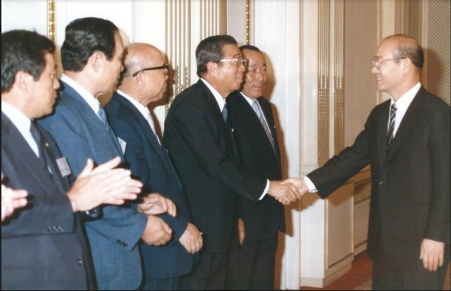 1981년 3월 취임한 전두환 대통령과의 면담 직후 교포은행 설립이 일사천리로 진행됐다. 사진 나남.
