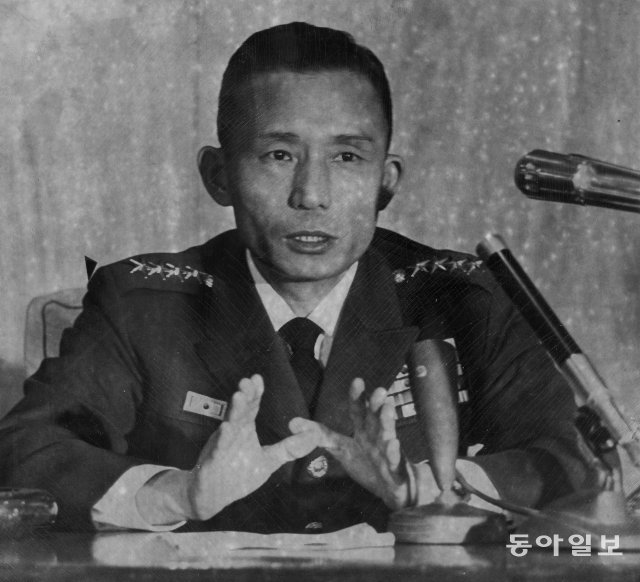 1961년 12월 7일 박정희 국가재건최고회의 의장이 미국 순방을 마치고 귀국 기자회견을 하는 모습. 동아일보 DB